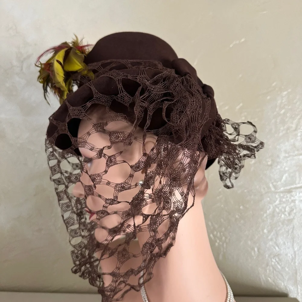 MESMERIZING 1940's BROWN FELT HAT. AMAZING FULL VEIL + YELLOW/BROWN/RED FEATHERS - Picture 6 of 14